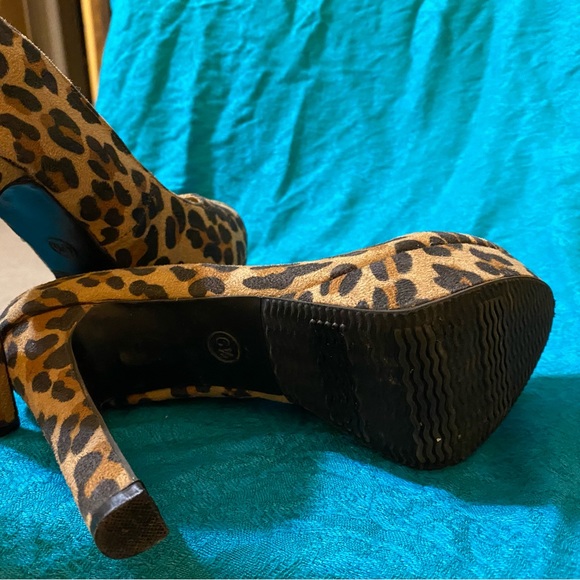 Mossimo Cheetah heels size 6.5 - Picture 3 of 3